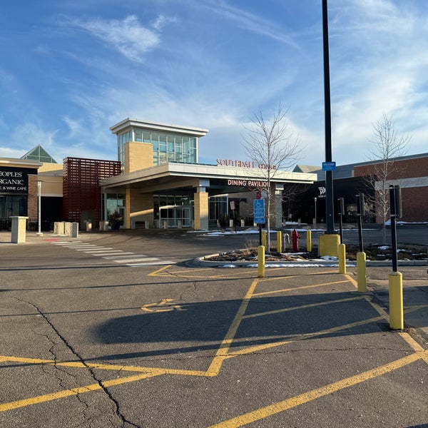 banana republic southdale hours