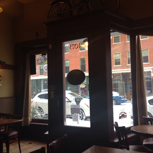 1/30/2014 tarihinde Jesse G.ziyaretçi tarafından Jitterz Coffee &amp; Cafe'de çekilen fotoğraf