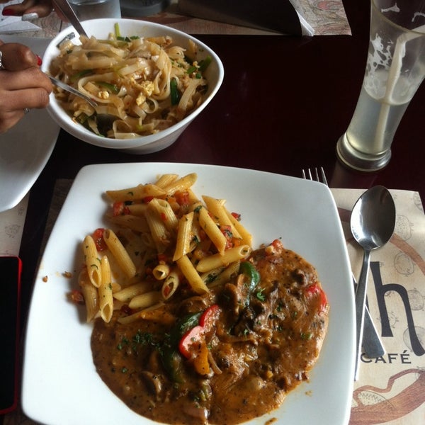 7/30/2014 tarihinde Antony P.ziyaretçi tarafından Lokah Restaurant and Café'de çekilen fotoğraf