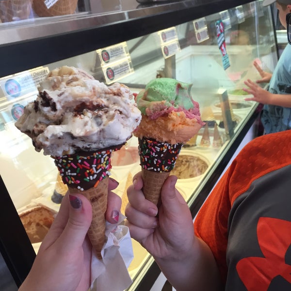 Снимок сделан в Scoops Ice Cream &amp; Candy пользователем Ashley D. 7/25/2015
