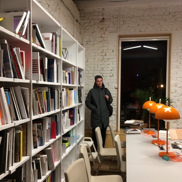 Библиотека гаража парк горького. Библиотека гараж москва. Библиотека в музее современного искусства «гараж». Библиотека музея гараж. Библиотека гараж москва.