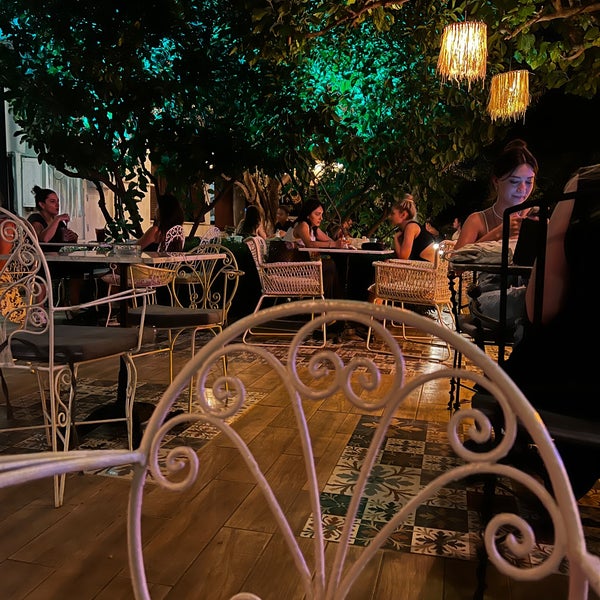 Das Foto wurde bei Dut Restaurant Cafe Bar von ümit am 7/30/2022 aufgenommen