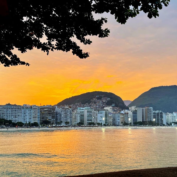 Снимок сделан в Forte de Copacabana пользователем Camille B. 7/11/2023