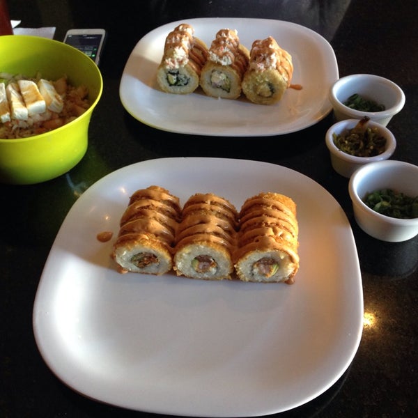 รูปภาพถ่ายที่ The Sushi &amp; Salads, Co โดย . เมื่อ 11/30/2014