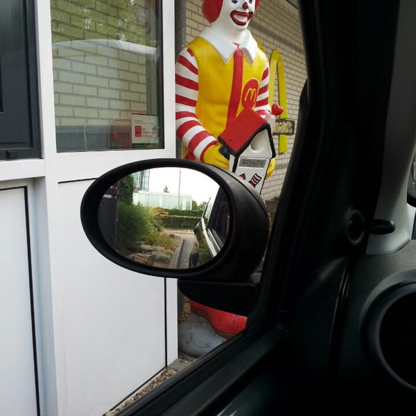 รูปภาพถ่ายที่ McDonald&#39;s โดย LauLaH เมื่อ 7/25/2013