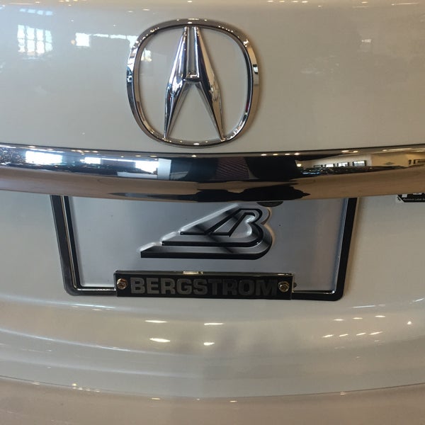 Foto diambil di Bergstrom Acura oleh Michael B. pada 12/30/2014