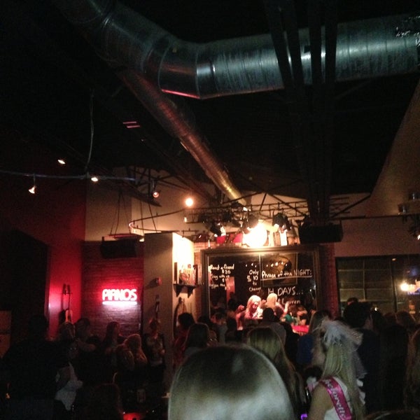 รูปภาพถ่ายที่ Jolly&#39;s American Beer Bar &amp; Dueling Pianos โดย Diana R. เมื่อ 4/28/2013