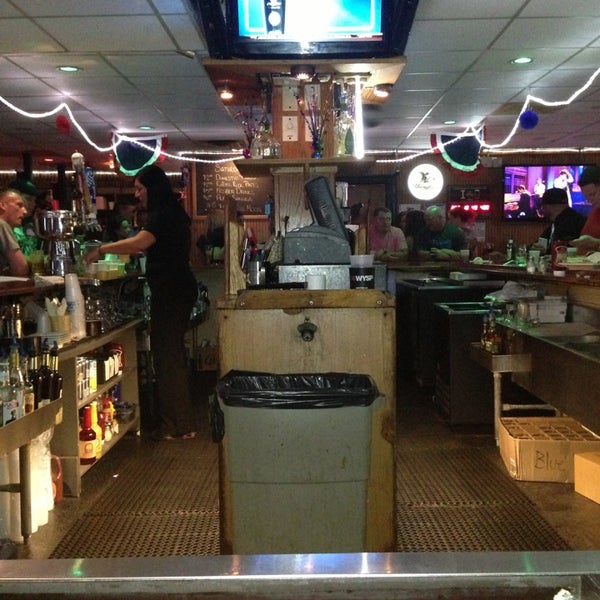 Foto tirada no(a) Bailey&#39;s Bar &amp; Grille por John P. em 6/23/2013