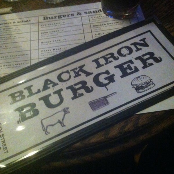 3/26/2013 tarihinde Beto L.ziyaretçi tarafından Black Iron Burger'de çekilen fotoğraf