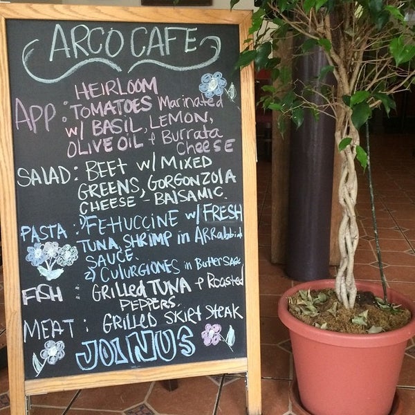 Foto tirada no(a) Arco Cafe por Daniele F. em 8/10/2014