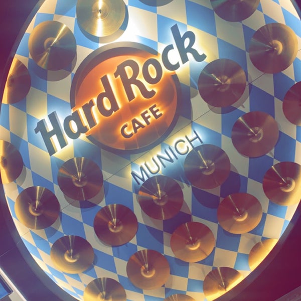 Foto diambil di Hard Rock Cafe Munich oleh Nouf S. pada 12/13/2022