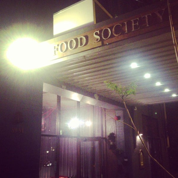 Foto tirada no(a) Food Society por Big M T. em 9/17/2013