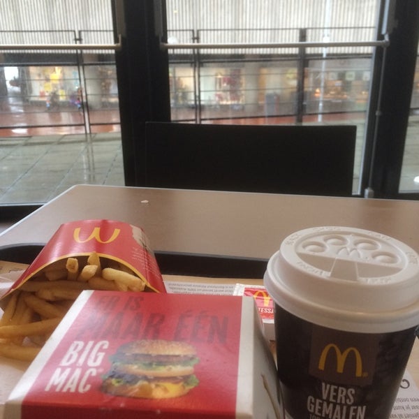 Foto diambil di McDonald&#39;s oleh shuan l. pada 5/11/2014