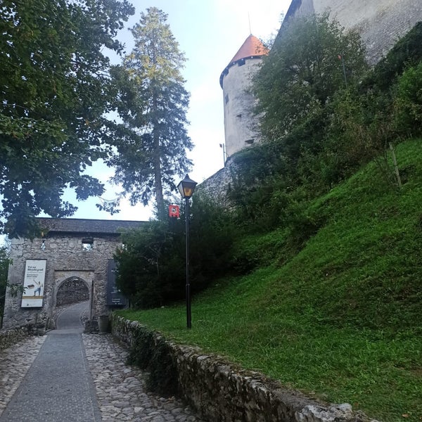 Foto diambil di Blejski Grad | Bled Castle oleh Marcela L. pada 9/12/2023