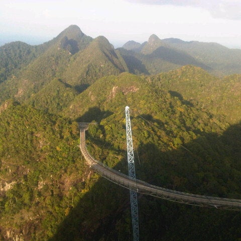 M above. Небесный мост Лангкави. Скайбридж мост Лангкави. Небесный мост Лангкави, Малайзия. Скай бридж Малайзия.