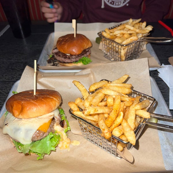 Foto tomada en Burger Theory  por Saad. el 10/30/2021