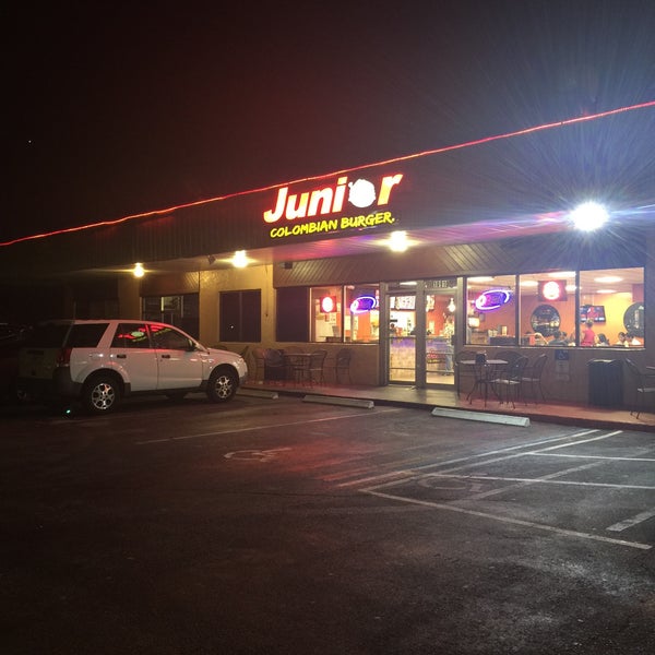 Photo taken at Junior Colombian Burger - South Trail Circle by Alan S. on 5/18/2015