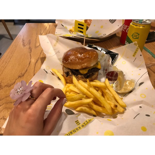 รูปภาพถ่ายที่ Burger Attack โดย B- E. เมื่อ 3/19/2019