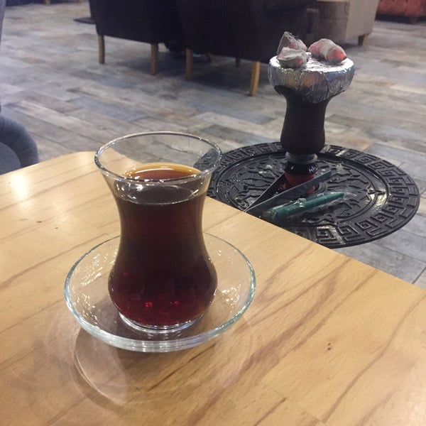 Das Foto wurde bei ŞİŞA NARGİLE CAFE von Hamza V. am 12/29/2017 aufgenommen