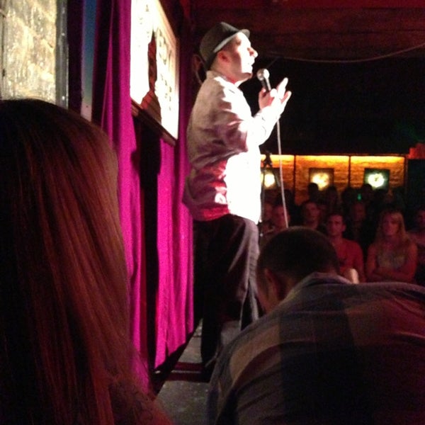 รูปภาพถ่ายที่ Comedy Cafe โดย Harry F. เมื่อ 8/10/2013
