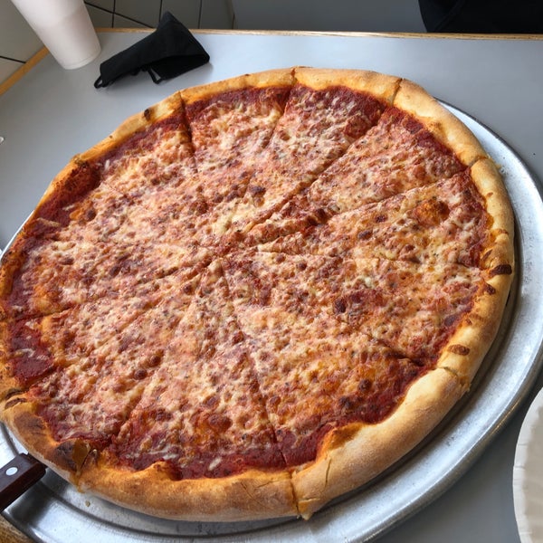 Photo prise au Linda&#39;s New York Pizzeria par Kalryn D. le9/17/2020