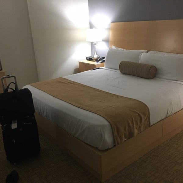 Foto diambil di Hotel Pennsylvania oleh アルミナ pada 8/20/2019