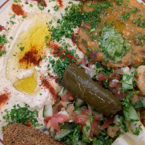 Foto diambil di Old Jerusalem Restaurant oleh Misha Z. pada 2/13/2024