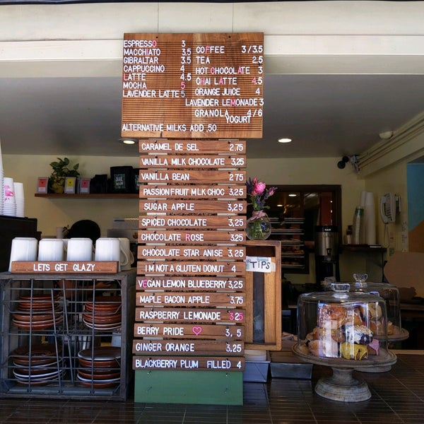 6/10/2021 tarihinde Misha Z.ziyaretçi tarafından Dynamo Donut &amp; Coffee'de çekilen fotoğraf