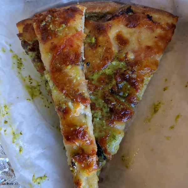 4/21/2023 tarihinde Misha Z.ziyaretçi tarafından Arizmendi Bakery Panaderia &amp; Pizzeria'de çekilen fotoğraf