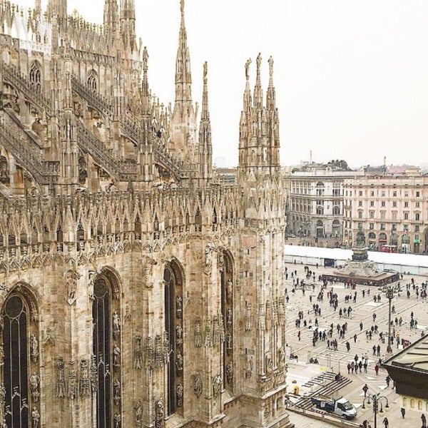 รูปภาพถ่ายที่ Piazza del Duomo โดย Настенька 👠 เมื่อ 3/26/2015