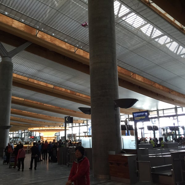 Foto tirada no(a) Oslo Airport (OSL) por BeefBamia em 5/18/2015