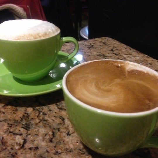 รูปภาพถ่ายที่ Soho Tea &amp; Coffee โดย Valentina T. เมื่อ 11/19/2012