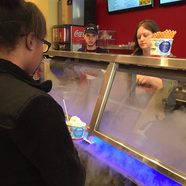 4/1/2015 tarihinde Lora T.ziyaretçi tarafından Sub Zero Nitrogen Ice Cream'de çekilen fotoğraf