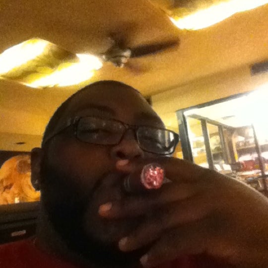 Foto scattata a Renegade Cigar Company da Abe il 12/1/2012