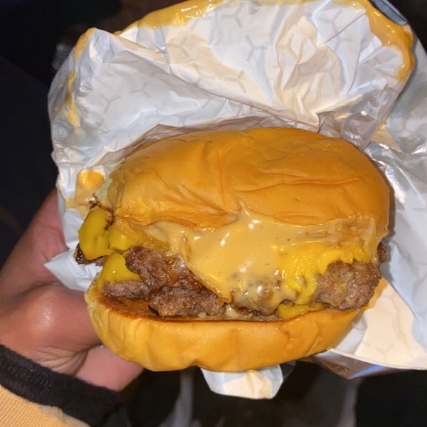 Foto tirada no(a) Army Burger por H em 1/28/2022