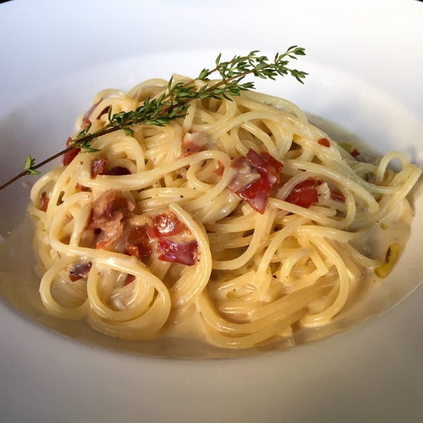 Спагетти Alla Carbonara по традиционному римскому рецепту с гуанчиалле, черным свежемолотым перцем и пармезаном не очень похожи на традиционную, но вкус очень интересный и сбалансированный.