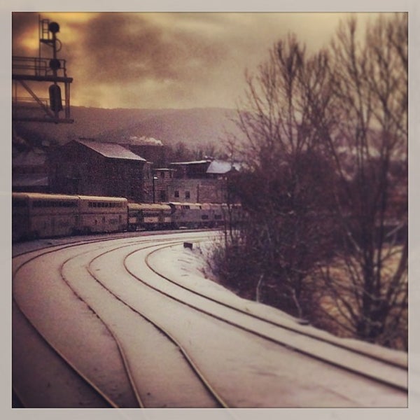 Amtrak Connellsville Station (COV) Train Station in Connellsville