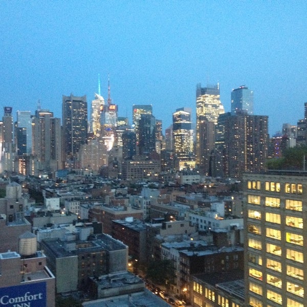 8/21/2014 tarihinde Brando B.ziyaretçi tarafından Rooftop 48'de çekilen fotoğraf