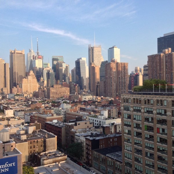 7/8/2014 tarihinde Brando B.ziyaretçi tarafından Rooftop 48'de çekilen fotoğraf