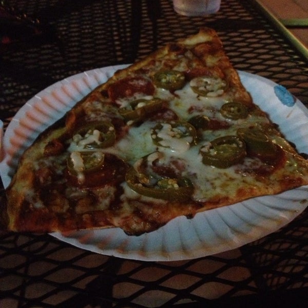 5/23/2013 tarihinde Amanda G.ziyaretçi tarafından Greenville Avenue Pizza Company'de çekilen fotoğraf