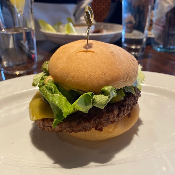 Foto diambil di 5 Napkin Burger oleh FΞR 🌱 pada 12/8/2019