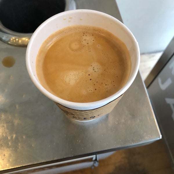Das Foto wurde bei Roasting Plant Coffee von E.T. C. am 6/24/2018 aufgenommen