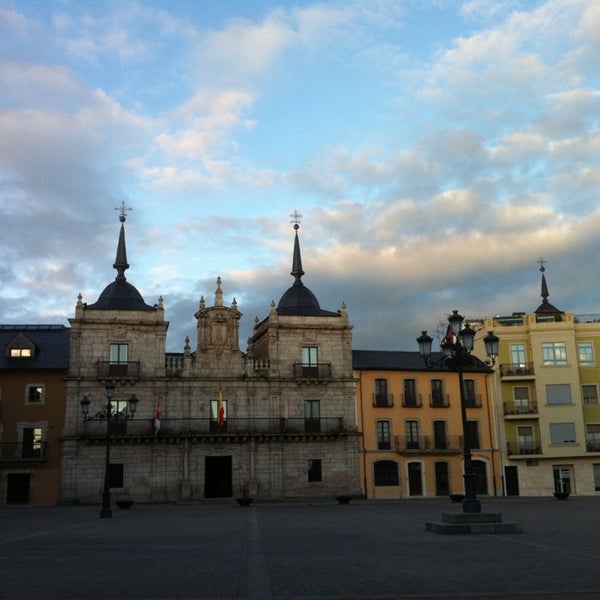 Das Foto wurde bei Ayuntamiento de Ponferrada von Goyo C. am 6/18/2013 aufgenommen