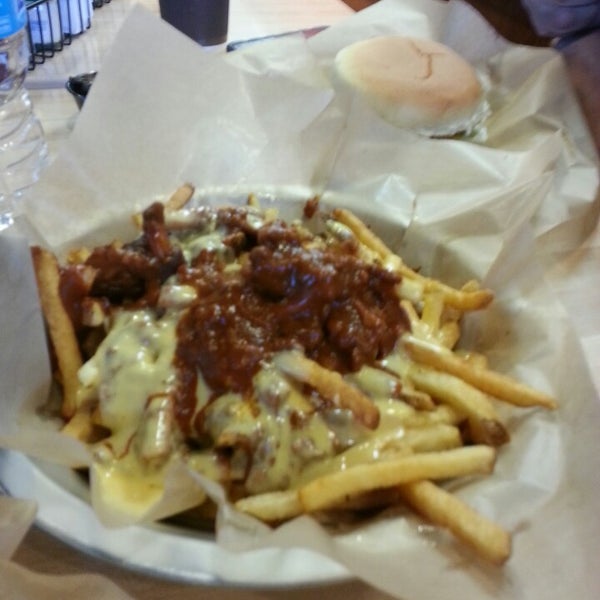 Photo taken at Meatheads Burgers &amp; Fries by Gabriela V. on 5/1/2013