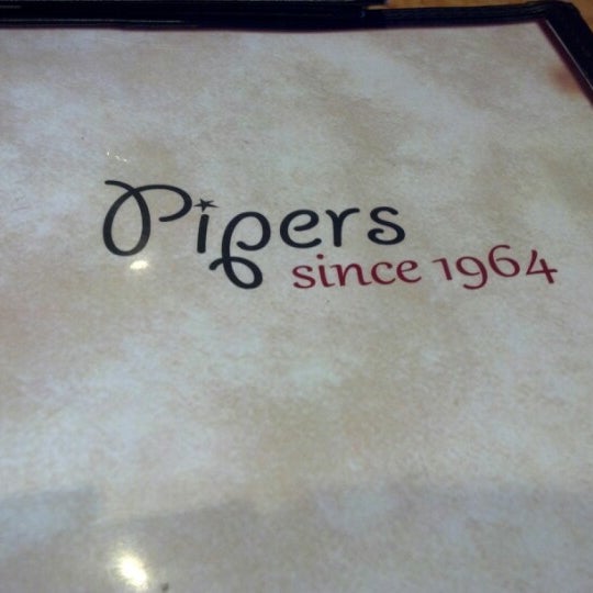 Foto tomada en Pipers Restaurant  por CoatHanger B. el 1/26/2013