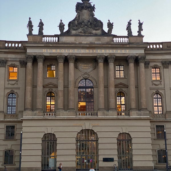 Foto tirada no(a) Humboldt-Universität zu Berlin por Reemotional em 6/30/2022