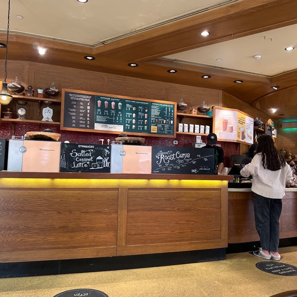 Foto diambil di Starbucks oleh M pada 2/27/2022