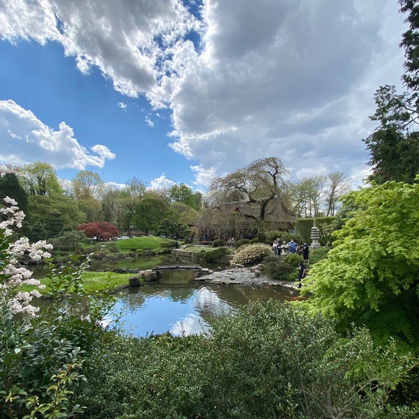 รูปภาพถ่ายที่ Shofuso Japanese House and Garden โดย Parnaz P. เมื่อ 4/18/2021