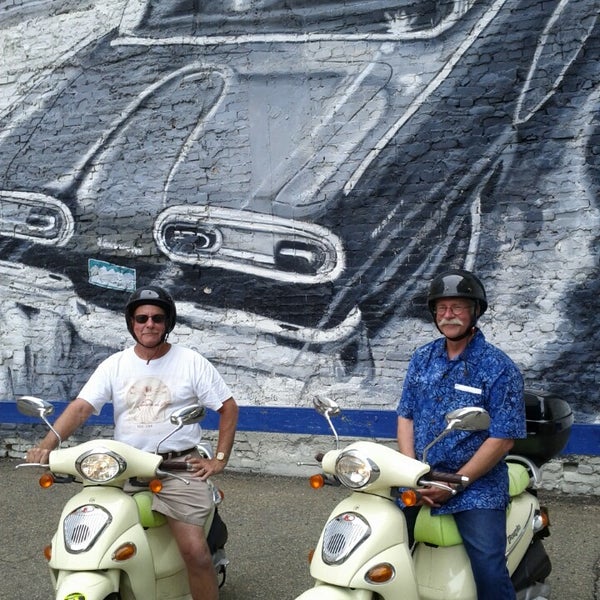 Foto tomada en ScooTours Denver Scooter Rental  por David S. el 9/2/2013