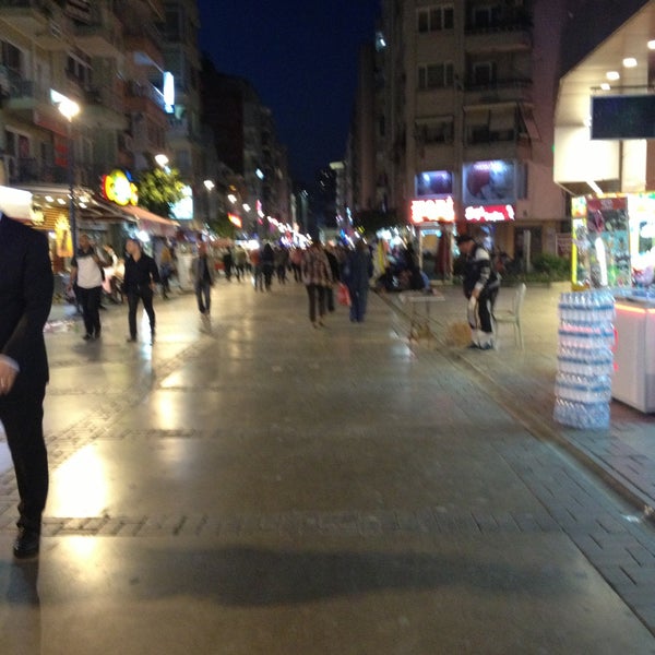 Das Foto wurde bei Kıbrıs Şehitleri Caddesi von Diler A. am 4/25/2013 aufgenommen
